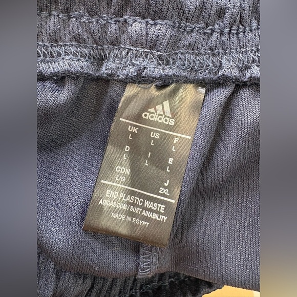 Sporty adidas shorts size large (new) - Picture 5 of 6